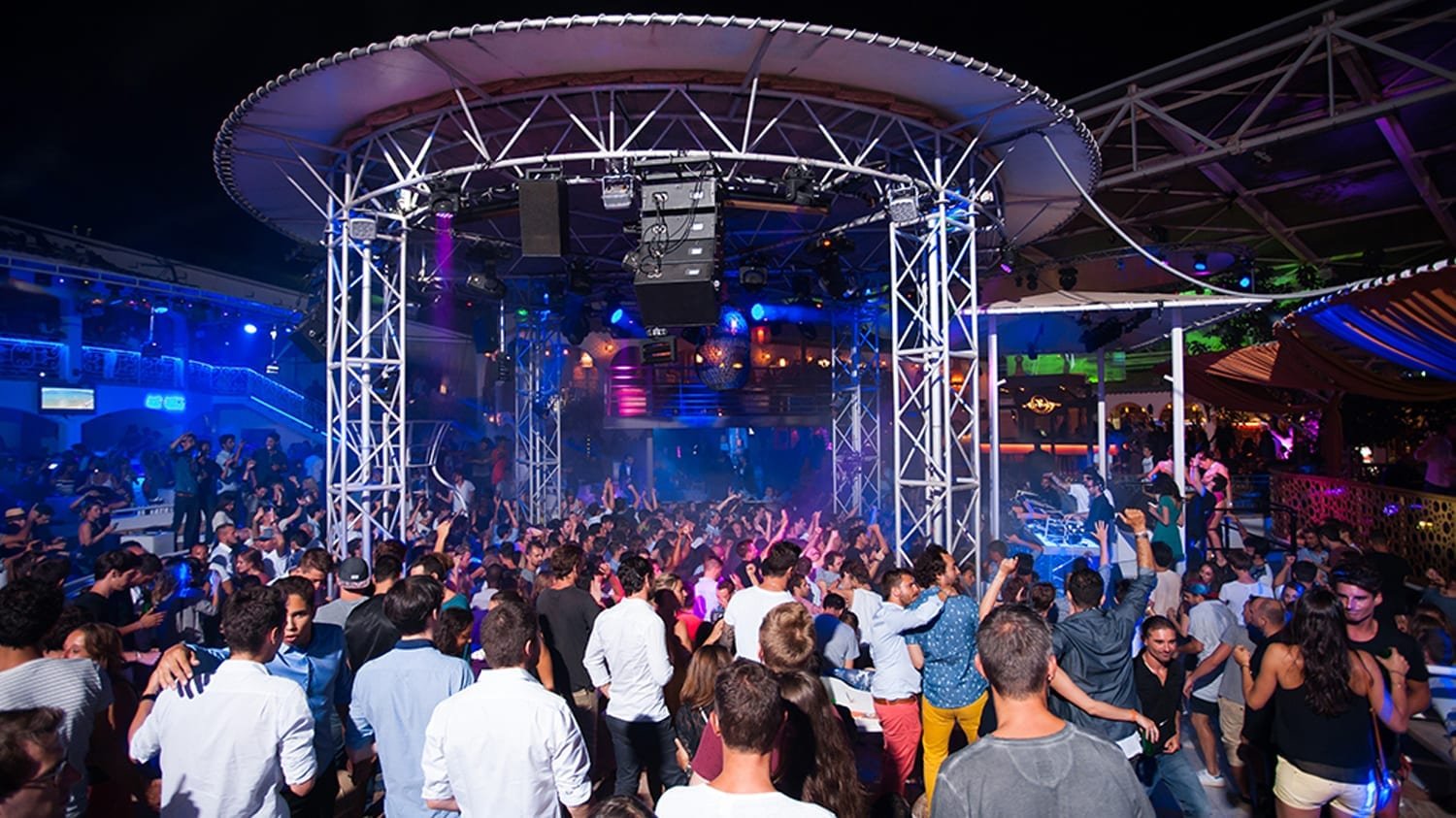 Via Notte La Plus Grande Discotheque D Europe A Ciel Ouvert Corse Location Villa